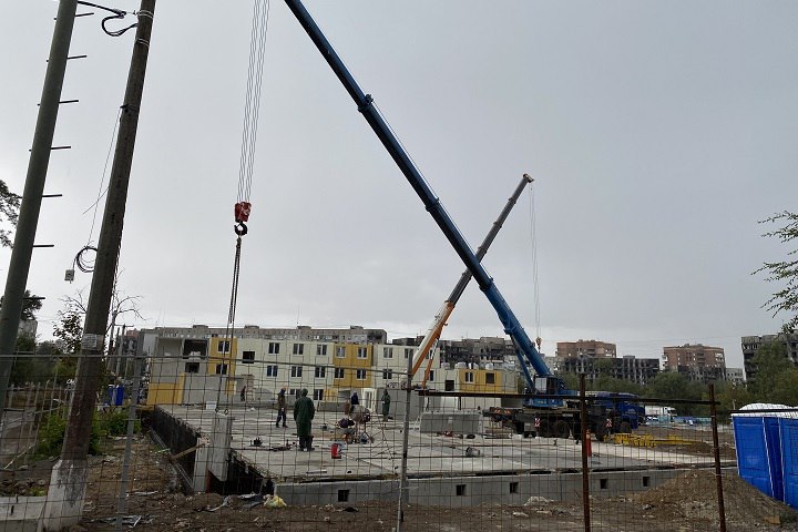 Утвердили новый порядок инфраструктурного сбора В Якутске комиссия по градостроительству одобрила важный проект регулирующий взаимодействие города и застройщиков Речь идет о порядке заключения соглашений для развития социальной инфраструктуры строительства школ детсадов и поликлиник за счет девелоперов Ключевым стал вопрос об инфраструктурном сборе После замечаний прокуратуры и обсуждений с бизнес сообществом его размер был существенно пересмотрен Если изначально планировалось взимать около 12 тысяч рублей за квадратный метр то итоговая ставка установлена на уровне 3097 рублей за квадрат общей площади жилья Как пояснили в Департаменте градостроительства методика расчета основана на официальных нормативах минстроя России Теперь доработанный проект направлен на рассмотрение Президиума Якутской городской Думы для окончательного утверждения Это решение должно создать более понятные и справедливые правила игры на рынке строительства