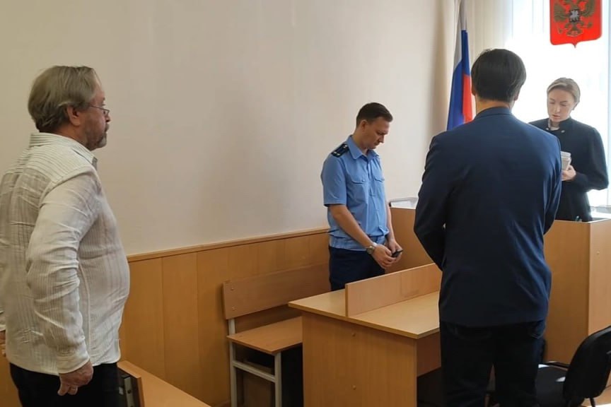 Железнодорожный районный суд оштрафовал екатеринбуржа на 500 тысяч рублей за финансирование ФБК .  После просмотра ролика на YouTube, в котором сообщалось, что Фонд борьбы с коррупцией  продолжает работу, несмотря на решение суда о его запрете, подсудимый оформил ежемесячный платеж в помощь организации и успел заплатить 13 тысяч рублей.   Помимо штрафа, суд взыскал с мужчины 13 тысяч рублей, выплаченных на финансирование экстремистской деятельности, а также конфисковал iPhone 13, с которого екатеринбуржец смотрел запрещенку. Приговор в законную силу не вступил.   Экстремистская организация, запрещенная в России.   : Железнодорожный районный суд
