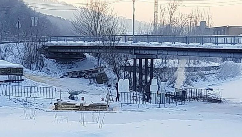 18 января в Крещенский сочельник принято освящать иордань специальную прорубь для крещенского купания которую обычно устраивают на реке По сложившейся традиции иордань сооружается в районе Пионерского острова на месте слияния рек Улалы и Маймы напротив места где был крещен первый алтаец а ныне установлен поклонный Крест Прорубь будет красиво освещена рядом установлены ледяные фигуры Сегодня вечером на реке у иордани в 20 00 состоится молебен с Великим чином освящения воды