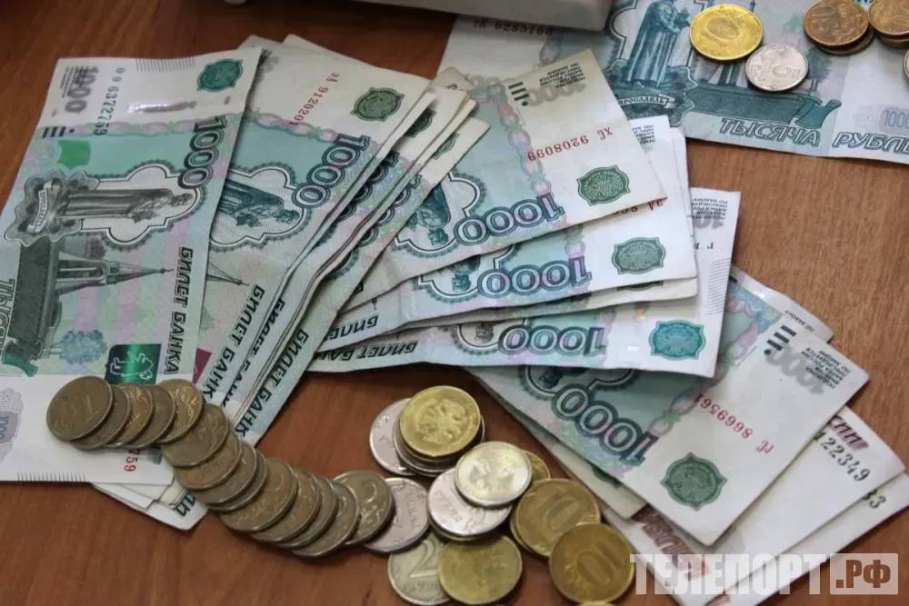 Доступ затягивал начальница почты присвоила почти 740 тысяч рублей похищенные деньги она тратила на погашение кредитов и покупки для ребенка Ромненский районный суд вынес приговор бывшему начальнику почтового отделения Осужденная совершила присвоение ст 160 УК РФ В сентябре прошлого года амурчанка стала руководителем отделения Почты России в селе Ромны Сотрудница организации подписала договор о материальной ответственности Однако с первого дня работы она начала брать деньги из кассы С 5 сентября 2024 года по 29 января 2025 года осужденная присвоила более 739 тысяч рублей Эти деньги она тратила на погашение кредитов и покупки для ребенка А чтобы скрыть недостачу женщина уговорила родственника своего мужа оформить на себя займы и временно пополнить кассу перед проверками По словам злоумышленницы у нее возникли финансовые трудности не хватало средств Она брала деньги из кассы и вкладывала их обратно с зарплаты Доступ к деньгам сильно выручал и постепенно затягивал призналась амурчанка Когда на почту приехала проверка то обнаружилась недостача Учитывая полное признание вины раскаяние наличие маленького ребенка и то что преступление совершено впервые суд назначил женщине 2 года лишения свободы условно с испытательным сроком на 1 5 года Кроме того с нее в пользу Почты России взыскана сумма причиненного ущерба Приговор в законную силу пока не вступил сообщили в пресс службе судов Амурской области Фото ТЕЛЕПОРТ РФ ТЕЛЕПОРТ РФ здесь все об Амурской области  Мы в МАХ  Написать нам