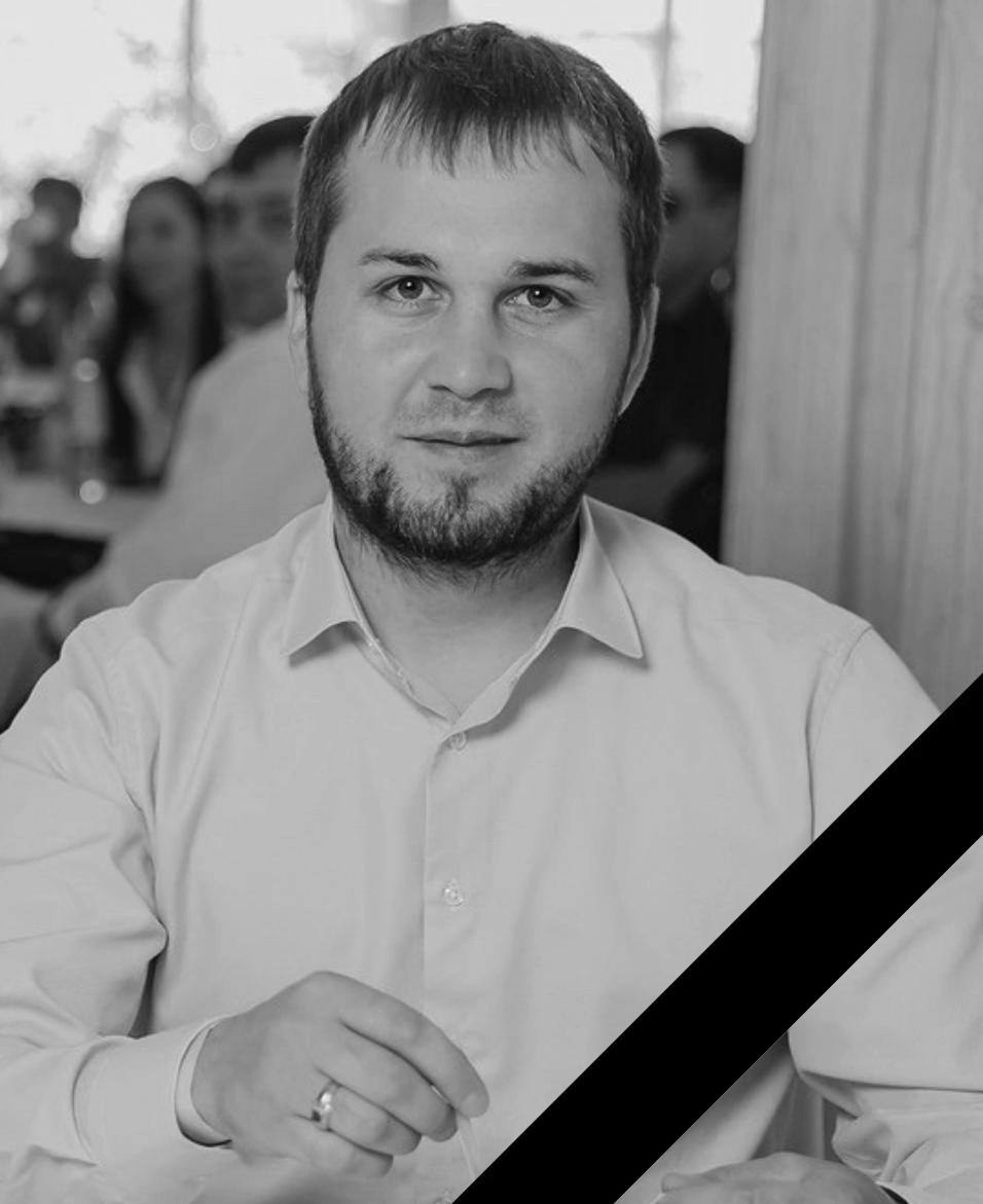 Умер Слава Поруков — соведущий канала «Ильдар Авто-подбор» Он почувствовал себя плохого ещё в марте: жаловался на высокую температура и недомогание. После дня рождения Поруков попал в больницу с 80% поражением лёгких. К несчастью, вчера ему стало сильно хуже и врачи не смогли помочь. Вячеславу было 37 лет.