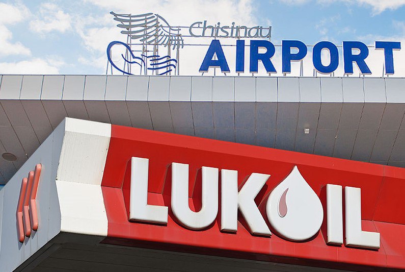 Молдавское правительство изымает у компании LukOil Moldova топливный терминал в аэропорту Кишинева Об это сообщил премьер министр Мунтяну Совет по продвижению инвестиционных проектов национального значения решил отменить действие договора 2005 года о передаче компании топливной инфраструктуры заявил Мунтяну Пожалуй лучшего примера для привлечения инвестиций в Молдову не найти Подпишись на ГРТ