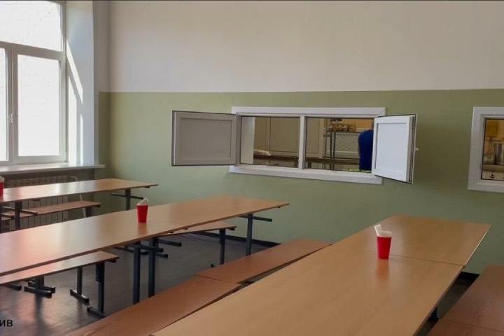 29 школ в Иркутске остались без питания 29 сентября Как сообщил мэр города Руслан Болотов это связано с тем что поставщик вовремя не предоставил продукты Из за этого в учебных заведениях сократили уроки младшеклассники могут находиться на занятиях не более трех часов а старшая школа четыре часа Теперь школы будут заключать контракты с другой компанией чтобы обеспечить учащихся горячей едой пояснил глава города Недобросовестному подрядчику выставлены претензии Также с ним собираются расторгать контракт Прокуратура Иркутской области проводит проверку исполнения законодательства при организации питания школьников