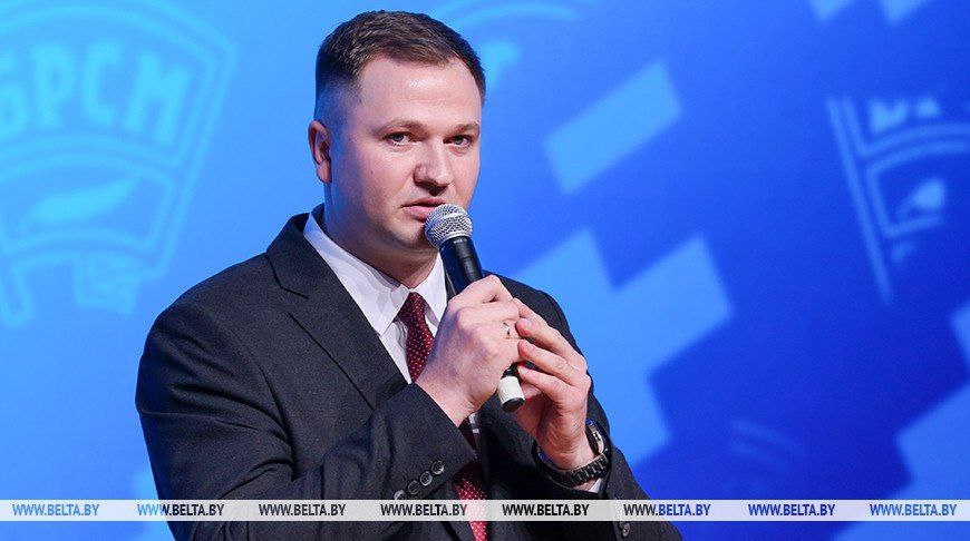 В БРСМ новый лидер  На 46 м съезде ОО БРСМ молодежный актив Беларуси избрал первым секретарем Центрального комитета Владимира Павловского Владимир Павловский выпускник Могилевского государственного университета Он работал в педагогической сфере возглавлял Могилевский мясокомбинат В настоящее время является членом Постоянной комиссии по здравоохранению физической культуре семейной и молодежной политике Палаты представителей Национального собрания Республики Беларусь
