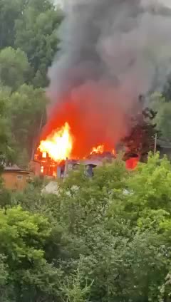 Удар молнии приводит к пожару двух дач под Бердском