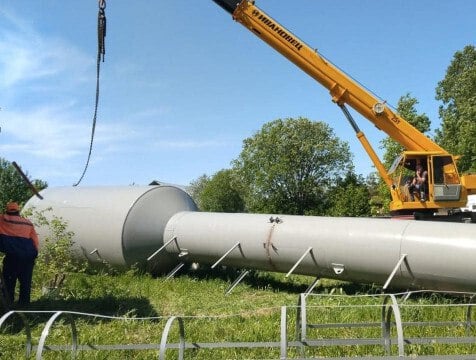 В деревне Износковского района устанавливают новую водонапорную башню   В деревне Ореховня Износковского района устанавливают новую водонапорную башню высотой 21 метр. Объем ее составит 25 кубометров, что позволит увеличить напор воды в текущий период повышенного летнего потребления. Об этом сообщает Калугаоблводоканал.