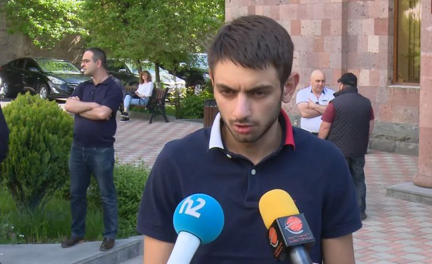 Сотрудники СНБ задержали Тарона Манукяна, а также изъяли телефон его отца, депутата Гегама Манукяна