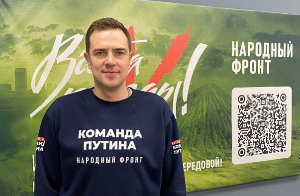 «Народный фронт» обратил внимание на работу авиакомпаний и воду в аэропортах. В президентском движении предложили сразу несколько инициатив. Первая – в обязательном порядке указывать на посадочных талонах телефоны транспортной прокуратуры и линейного отдела полиции. Это позволит пассажирам оперативно сообщать о нарушениях своих прав. Вторая – пересмотреть нормы обеспечения пассажиров питьевой водой. Сейчас авиакомпании обязаны предоставлять ее только при задержке рейса на 2 часа и более. Однако этот срок следует сократить до одного часа. В «Народном фронте» пояснили, несмотря на предписания ФАС, проблема сохраняется: бесплатные питьевые фонтанчики установлены лишь в некоторых аэропортах, а арендаторы продолжают продавать воду по завышенным ценам. Подробнее на ТурДоме.