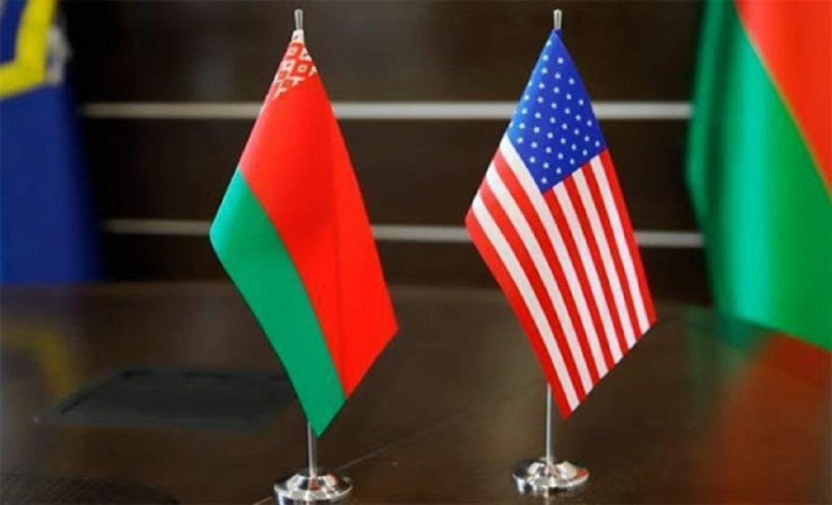 Лукашенко раскрыл подробности переговоров с представителями США Президент Беларуси назвал Трампа человеком понимающим который настроен на мир По его словам американский лидер здорово сыграл роль посредника в переговорах двух конфликтующих сторон Он подчеркнул что Минск нацелен выстраивать отношения с Вашингтоном причем Беларусь сделала ряд шагов навстречу и теперь ждет их от американской стороны Александр Лукашенко при этом отметил что даже не говорил про санкции так как запретил просить Ранее Трамп заявлял что стороны обсуждают освобождение 1300 заключенных Президент Беларуси подтвердил что тема затрагивалась но очень кратко Подробнее