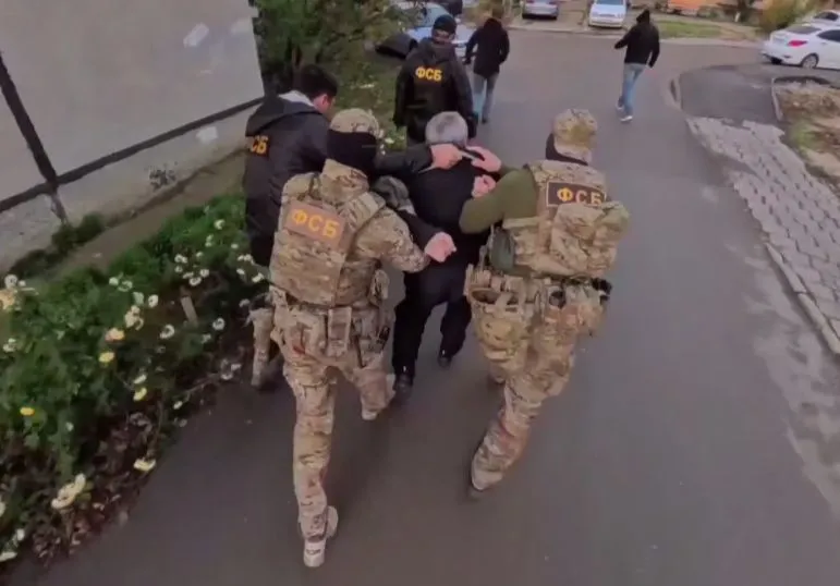 Агрессивный пенсионер СБУ из Керчи получил 6 лет колонии за призывы к терроризму Житель Керчи получил 6 лет колонии за призывы к терроризму сообщили в пресс службе УФСБ по Крыму и Севастополю сообщили в пресс службе ведомства Осуждённый является пенсионером 1962 года рождения ранее служил в СБУ Пенсионер СБУ 1962 г р сотрудник одного из предприятий морского транспорта писал в Телеграм комментарии в которых призывал к нанесению ударов посредством БПЛА по Красной Площади во время проведения Парада Победы сказано в сообщении Подписывайтесь на нас в MAX Дзен Телеграм ВК и ОК Подробнее