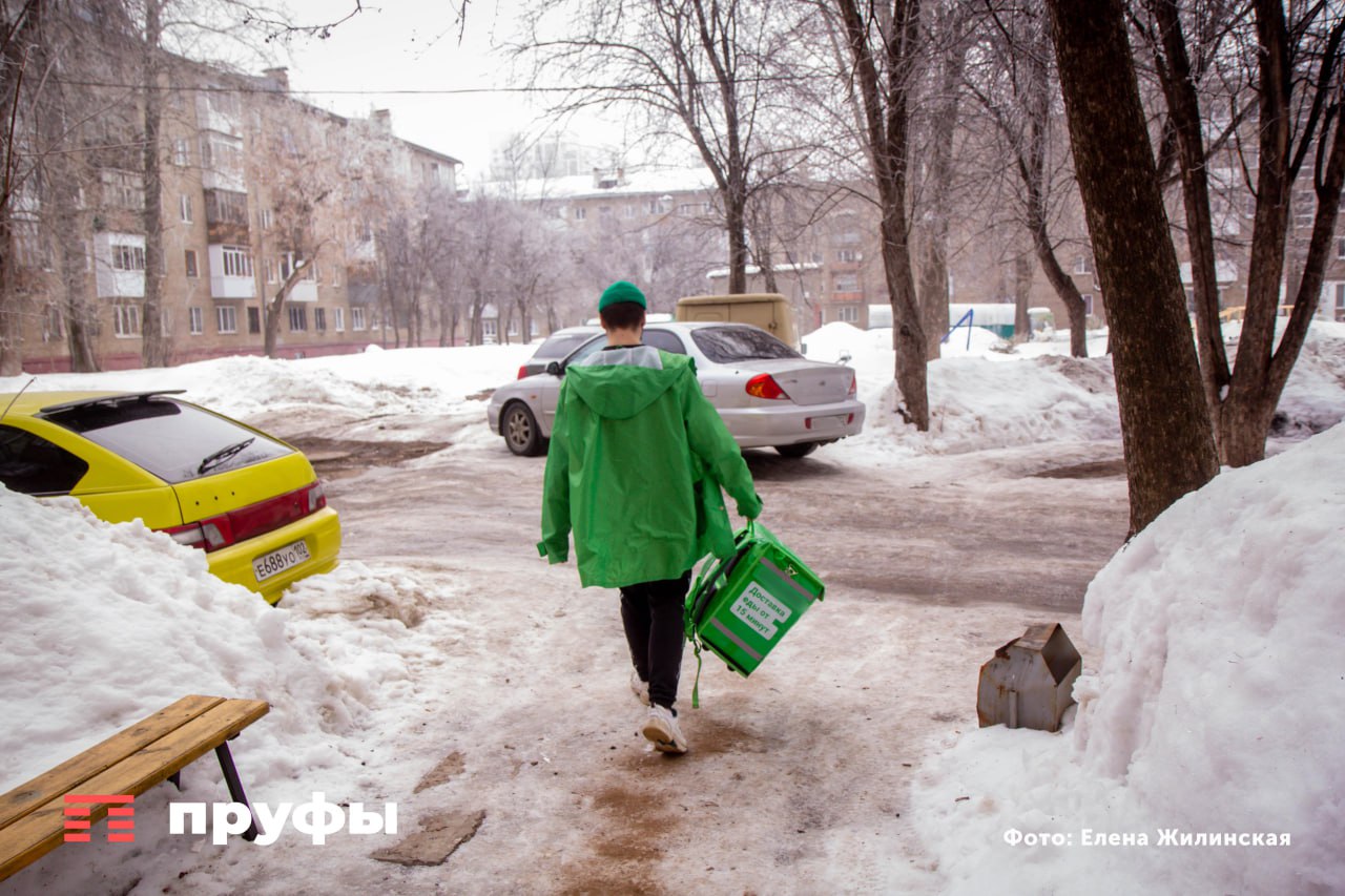 В уфимских ресторанах нашли неизвестную продукцию  В управлении Россельхознадзора по Башкирии сообщили, что в десяти ресторанах и кафе Уфы были найдены нарушения при реализации продукции животного происхождения через сервисы доставки еды без регистрации в государственной информационной системе.  Согласно данным надзорного ведомства, нарушения выявили в заведениях «Точка Вкуса», «Гирос», «Салом Ташкент», «Али», «Не дешевая шаурма», Ansor Halal Food, «Квадратная пицца Сибарит», Shashlykman, «Кафе Ихлас» и Freshfood. Россельхознадзор обнаружил, что там реализуется готовая пищевая продукция из сырья неизвестного происхождения.    Обратная связь   Подписаться