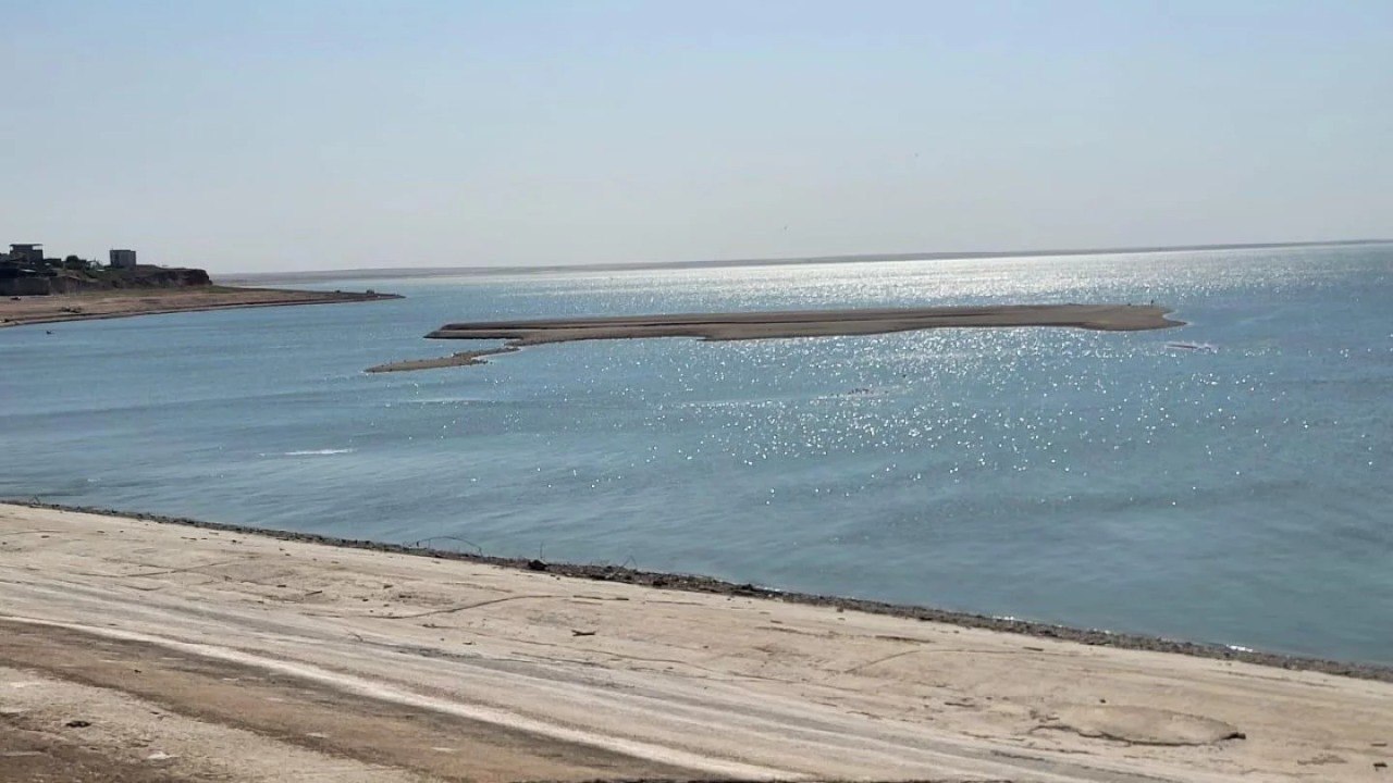 Водный кризис в Шардаре и Кызылорде: почему водохранилище оказалось на грани опустошения  Главный водный резерв региона оказался на грани опустошения. Шардаринское водохранилище обеспечивает питьевой водой 32 тысячи жителей города и даёт воду для полива сельхозугодий в Туркестанской и Кызылординской областях.  Но сейчас этот стратегический объект в критическом состоянии, и проблема не только в природе, но и в решениях, которые принимают люди.  Выше мы уже рассказывали о водных проблемах Шардары. Причём акимат заявлял, что вода поступила во все микрорайоны города, хотя проблему, критическую ситуацию с водой, которая складывалась несколько суток, чиновники признали. Они создали оперштаб.  В новом материале наш корреспондент описывает всю историю: какая была ситуация в начале 2025 года, что было потом, что стало причиной водной катастрофы.  Пойнты статьи:  — Как всё началось. — Сбросы сверх договорённостей. — Незаконный водозабор. — Рисовые поля вопреки запретам. — Критическая ситуация в августе. — Истоки катастрофы.  Читайте материал по клику.  Читайте материал на сайте.
