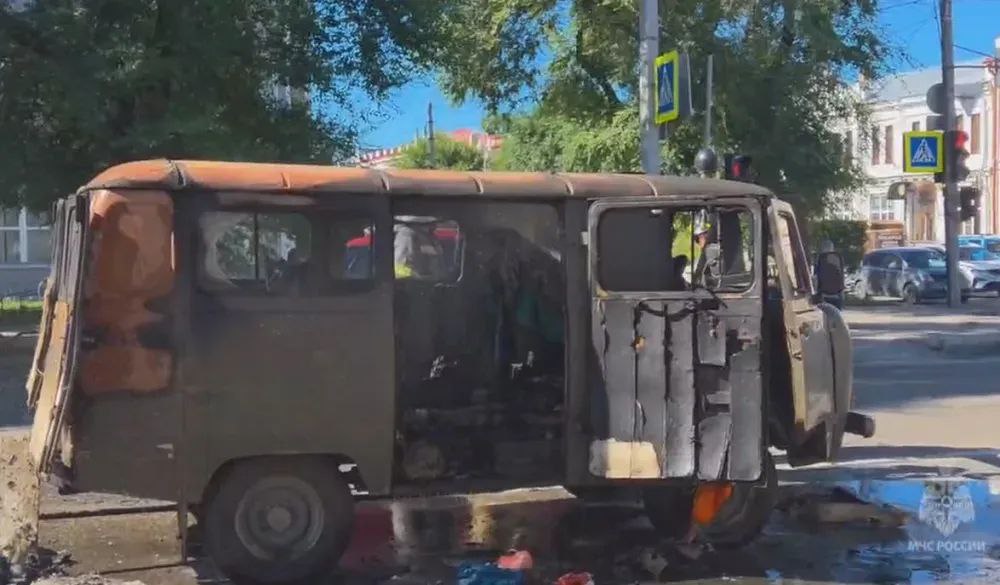 ‼ Машина "буханка" горела на проезжей части в центре Благовещенска Утром 31 июля в центре Благовещенска на проезжей части тушили автомобиль отечественного производства. Видео с места происшествия опубликовало Главное управление МЧС России по Амурской области. Судя по кадрам, пожар произошел в районе пересечения улиц Амурской и Пионерской. Горел микроавтобус УАЗ, прозванный "буханкой". На месте работали огнеборцы Благовещенского пожарно-спасательного гарнизона - 12 специалистов на двух единицах техники. На момент прибытия боевых расчетов машина горела открытым пламенем. "Пожарные оперативно потушили транспортное средство. Пострадавших нет", - сообщили в МЧС России. На месте работает сотрудник отдела надзорной деятельности и профилактической работы по городу Благовещенску. Обстоятельства пожара устанавливаются. ТЕЛЕПОРТ.РФ – здесь все об Амурской области Написать нам