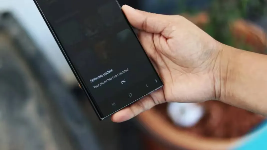 Samsung выпустила бета версию One UI 8 5 для Galaxy S23 Компания начала бета тестирование One UI 8 5 для смартфонов Galaxy S23 S23 и S23 Ultra Пока обновление доступно только в Индии но позже его могут запустить и в других странах Первая сборка весит около 4 16 ГБ и получила номер S911BXXU9ZZD5 В обновление также входит апрельский патч безопасности 2026 года Сообщается что прошивка приносит обновлённый интерфейс и новые функции однако полный список изменений Samsung пока не раскрыла Подпишись на ЧБ в МАКС