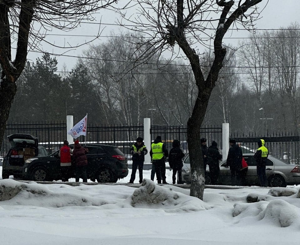 У цирка сотрудники ДПС, в преддверии 8 марта, дарят цветы девушкам-водителям