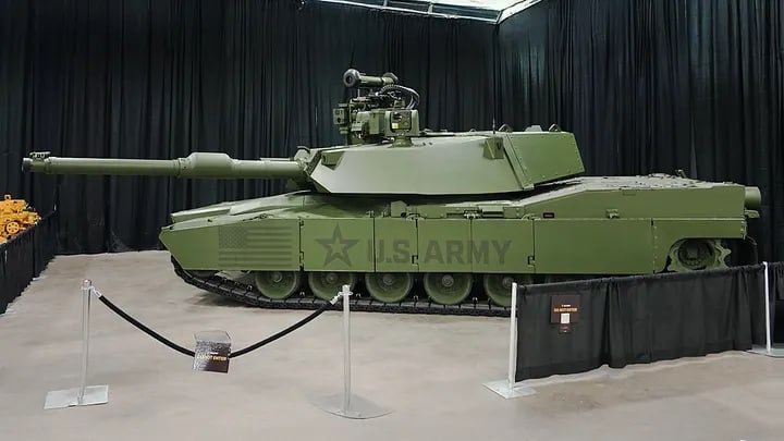 В Соединенных Штатах активно разрабатывается новый танк M1E3 Abrams как сообщает Fox News Этот современный боевой vehicle вес которого составляет около 60 тонн сможет сократить расход топлива на 40 и повысить способности по преодолению мостов на 30 в Польше и других государствах восточного фланга НАТО как утверждает телеканал Танк оснастят гибридной силовой установкой с бесшумным электрическим режимом а также системами радиоэлектронной борьбы и 30 мм пушкой Управление танком будет осуществляться через интерфейс напоминающий контроллер Xbox Первые испытания планируется провести в 2028 году