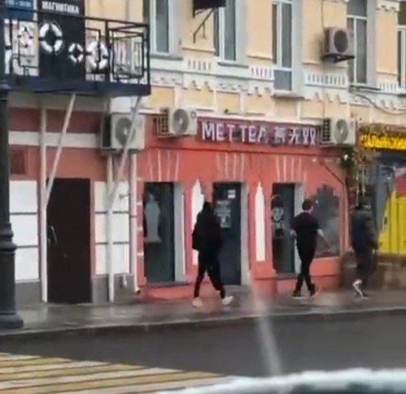 Полицейские проводят проверку по факту инцидента произошедшего во Фрунзенском районе Владивостока В ходе мониторинга социальных сетей полицейскими выявлена публикация о драке между мужчинами на улице Пограничная ℹ  Установлено что по данному факту в дежурную часть отдела полиции 4 УМВД России по г Владивостоку поступило сообщение очевидца инцидента Телефонограмм из медицинских учреждений и заявлений от участников конфликта в полицию не поступало В настоящее время проводятся проверочные мероприятия Устанавливаются обстоятельства произошедшего и личности участников инцидента   По результатам проверки будет принято законное и обоснованное решение