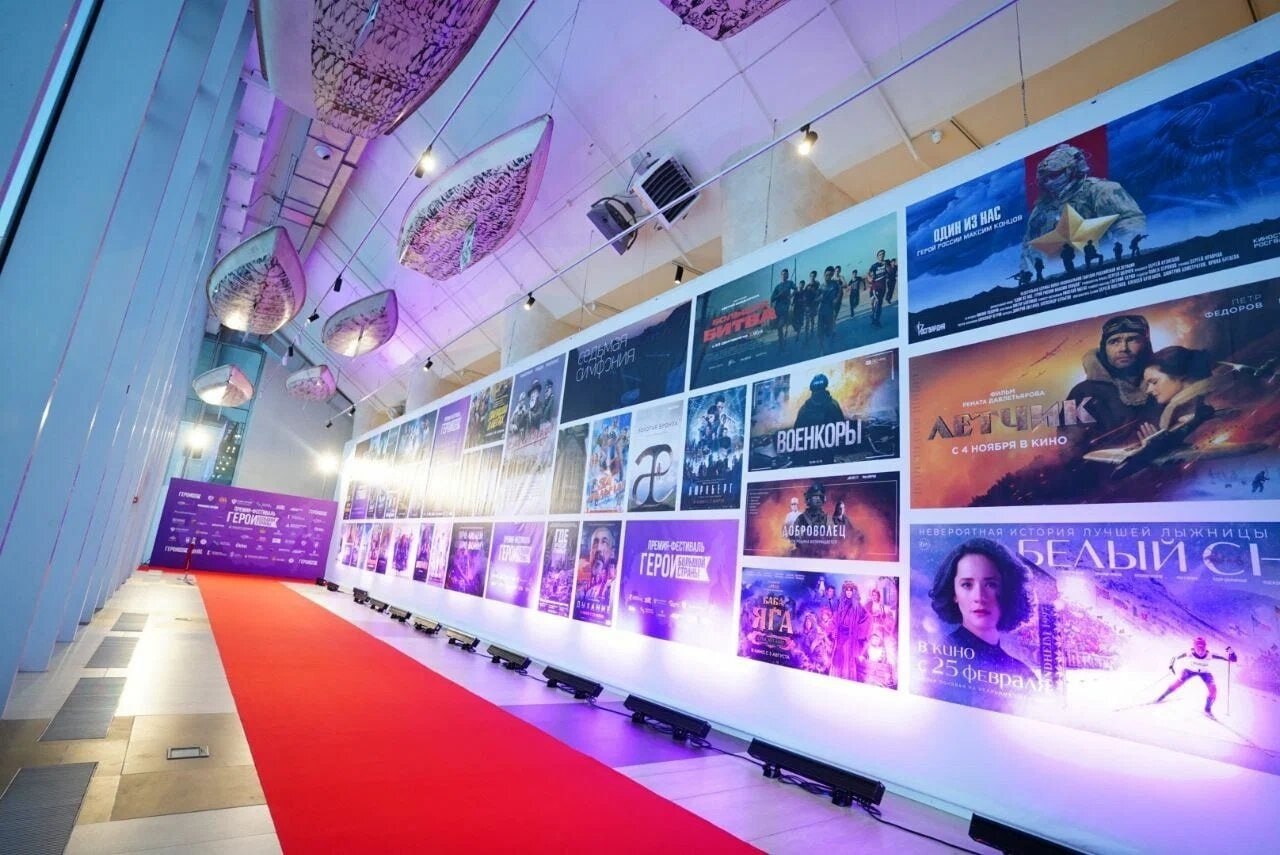 Рождение новых звезд в НЦ Россия пройдет премия Герои большой страны 11 12 февраля в Москве в Национальном центре Россия наградят лауреатов III национальной кинопремии Герои большой страны и тематический форум   Главную награду Большую Золотую звезду получит лучший кинопроект года Из более чем 500 заявок в финал вышли 55 самых ярких и значимых проектов Среди них трогательная драма Я мама историческая лента Екатерина Великая пронзительный документальный фильм Раненый Белгород захватывающий триллер У края бездны Что делает эти фильмы особенными  Глубокий смысл каждый проект оценивался по критерию 17 ценностей образ героя отражая вклад в развитие науки воспитание и укрепление духовно нравственных ориентиров  Высокое качество безупречная режиссура сильная актерская игра и великолепная операторская работа В рамках форума пройдут пленарные заседания форсайт сессии экспертные доклады и дискуссии об образе героя в современном кино ℹ  Подробности о премиии можно узнать на сайте PRO respubliku