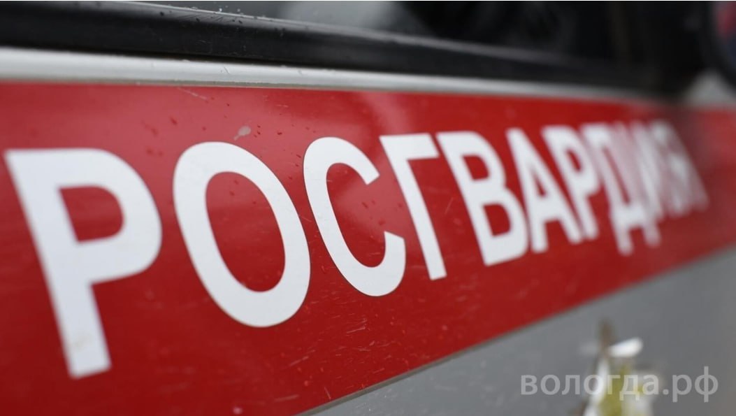 В Вологде экс бойфренд сотрудницы магазина устроил скандал в торговом зале Инцидент произошел в начале недели в областной столице в магазине на улице Благовещенской В торговую точку зашел бывший приятель одной из сотрудниц он начал агрессивно себя вести материться приставать к женщине и угрожать ей физической расправой Персонал нажал тревожную кнопку Прибывшие на место росгвардейцы задержали дебошира Им оказался житель Вологды 1959 года рождения Мужчину доставили в полицию для дальнейшего разбирательства рассказали в пресс службе Управления Росгвардии по Вологодской области
