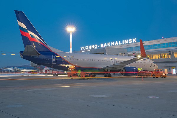 Аэрофлот увеличивает емкости на рейсах между Москвой и городами Дальнего Востока Аэрофлот в связи с повышенным спросом увеличивает провозные емкости на рейсах между Москвой и городами Дальнего Востока Об этом сообщает AVIA RU 26 февраля авиакомпания запланировала дополнительный рейс из Москвы в Южно Сахалинск с обратным вылетом 27 февраля 12 и 14 марта будут выполнены дополнительные рейсы из Москвы в Магадан Обратные рейсы запланированы на 13 и 15 марта Оператором рейсов будет авиакомпания Россия Кроме того в конце февраля и в марте авиаперевозчик заменит типы воздушных судов на более вместительные на маршрутах между Москвой и Южно Сахалинском Магаданом Хабаровском Благодаря использованию лайнеров повышенной вместимости на каждом рейсе будет больше кресел на 76 в классе Эконом на 5 в классе Комфорт и на 3 в классе Бизнес Суммарно на трех направлениях пассажирам будет доступно более 1 2 тыс дополнительных кресел aviaru net n292732