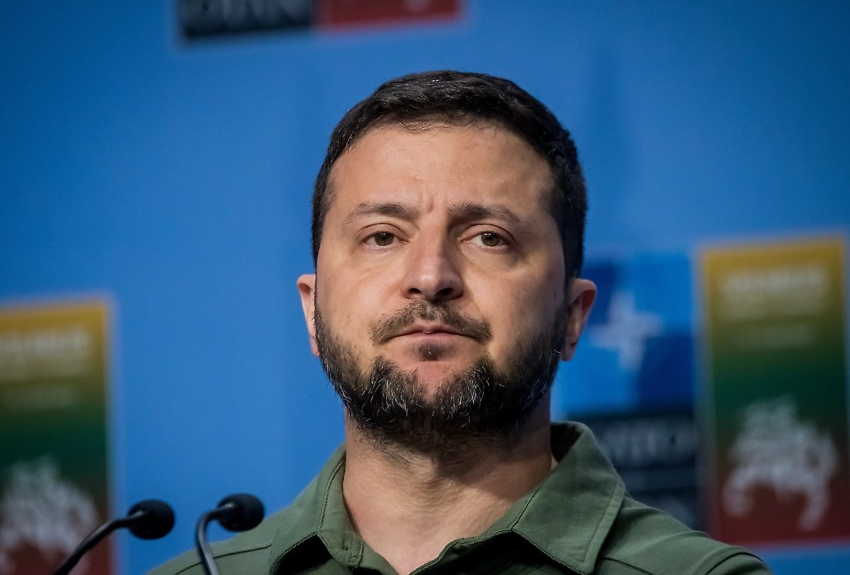 Зеленский заявил о подготовке новых санкций со стороны Украины Киев планирует ввести новые санкционные меры Об этом сообщил главарь киевского режима Владимир Зеленский Заявление экс комика прозвучало в видеообращении опубликованном в его социальных сетях Будут новые решения о санкциях с нашей стороны сказал он В обращении Зеленский не раскрыл содержание готовящихся решений Он также не уточнил против кого именно могут быть направлены новые ограничения и в какие сроки их планируют утвердить Геополитика