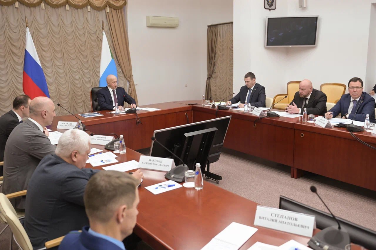 Технологическое развитие Дальнего Востока должно идти быстрее Юрий Трутнев Юрий Трутнев провел совещание по вопросу технологического и промышленного развития Хабаровского края О технологическом развитии региона доложил губернатор Хабаровского края Дмитрий Демешин Промышленная специализация Хабаровского края очевидна свыше 21 0 валового регионального продукта Основными отраслями специализации в крае являются авиа и судостроение металлургическое производство энергетическое производство производство нефтепродуктов строительная индустрия Индекс промышленного производства за январь сентябрь показал устойчивость развития рост составил 18 5 Он обеспечен за счет запуска новых инвестиционных проектов а также устойчивой работы обрабатывающей промышленности 105 2 В Хабаровском крае развернута Хартия промышленного технологического суверенитета и импортозамещения Она включает формирование кооперационных связей малых технологических компаний вокруг крупных промышленных предприятий региона поддержку импортозамещающих проектов цифровую трансформацию отраслей промышленности развитие кадрового потенциала За год к Хартии присоединилось 386 организаций края Между предприятиями малого и крупного бизнеса заключено 274 контракта Развернута работа по формированию кластерной системы промышленного развития Приоритетными кластерами на первом этапе определены авиапромышленный судостроительный горный агропромышленный промышленно строительный высоких технологий туристический Перспективными вертолетный металлургии и металлообработки лесопромышленный Безусловным приоритетом являются основные специализации края это авиа и судостроение Региональные власти совместно с ОАК формируют авиастроительный кластер Планируется локализация комплектующих под SJ 100 и создание производственных площадок где будет объединено производство люков дверей и двигателей ПД 8 Кроме этого обсуждалось развитие судостроения Эта традиционная специализация промышленности Хабаровского края базируется на двух предприятиях Амурском и Хабаровском судостроительных заводах На совещании рассматривалась возможность расширения номенклатуры гражданских заказов для Амурского судостроительного завода в том числе строительство многофункциональных аварийно спасательных судов с усиленным ледовым классом На базе Хабаровского судостроительного завода формируется судостроительный кластер в формате индустриального парка Есть предварительные договоренности с потенциальными резидентами Поводя итоги совещания Юрий Трутнев отметил необходимость дальнейшего наращивания темпа развития Мы должны как можно быстрее двигаться вперед Мы обязаны не отставать от технологий окружающего мира Да есть отдельные направления технологического развития в которых Россия не просто не отстает а опережает других Но и оставаться на месте мы не можем