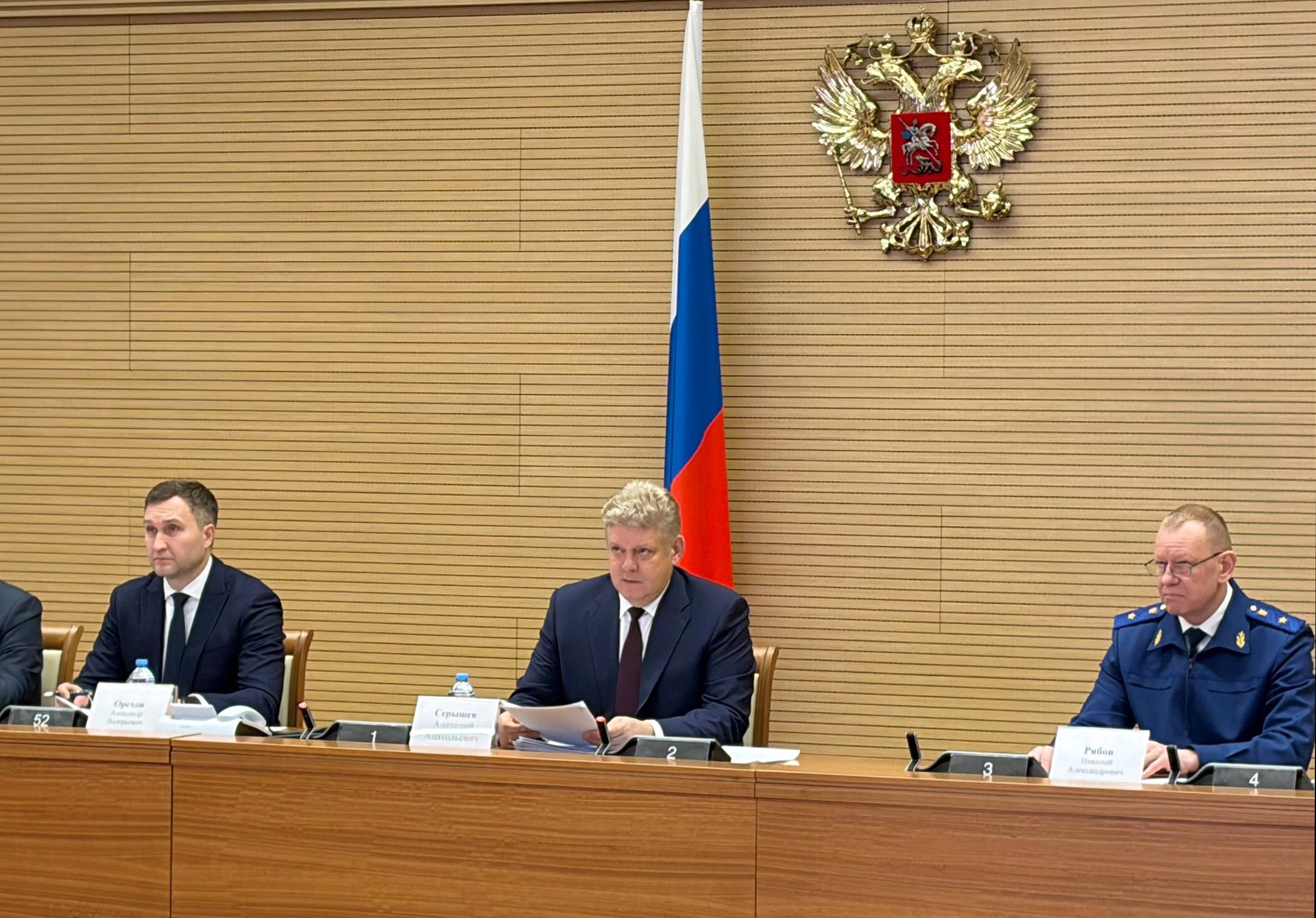 Вопросы задержки зарплат и ситуация в ЖКХ волнуют сибиряков больше всего Полпред президента в Сибири Анатолий Серышев подвел итоги 2025 года для регионов СФО Он отметил прогресс в оборонно промышленном комплексе и сельскохозяйственной отрасли Также Сибирь лидирует в России по темпам ввода жилья в этом году в строй введено более 8 миллионов квадратных метров По словам полпреда наиболее чувствительными для граждан темами остаются задержка заработных плат и ситуация в сфере ЖКХ Говоря о поддержке участников и ветеранов СВО Анатолий Серышев напомнил губернаторам о необходимости личной вовлеченности в оказании помощи бойцам и их семьям