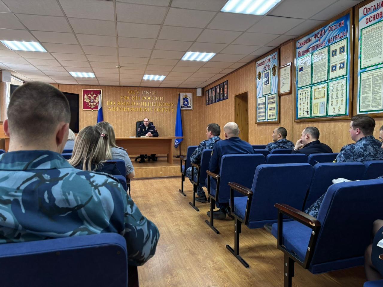 В Харпе автоинспекторы провели занятие по ПДД с сотрудниками ФКУ ИК-18 УФСИН России по ЯНАО. В ходе мероприятия автоинспекторы представили статистику аварийности за текущий год, проанализировав основные причины дорожно-транспортных происшествий. Особое внимание было уделено вопросам безопасности дорожного движения, включая правила поведения пешеходов и водителей транспортных средств. Дополнительно были рассмотрены изменения в действующем законодательстве в области дорожной безопасности. По окончании занятия участникам были вручены тематические памятки. #мвдроссии #полиция #гибддянао #гибдд #янао #лабытнанги