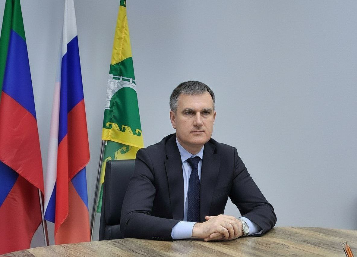 Уважаемые жители Сулейман Стальского района Сегодня мы отмечаем Международный день родного языка знаменательную дату учрежденную ЮНЕСКО с целью защиты языкового и культурного многообразия народов мира В год объявленный Президентом нашей страны Владимиром Владимировичем Путиным Годом единства народов России особенно важно подчеркнуть значение сохранения и развития родных языков как неотъемлемой части национальной идентичности и духовного наследия В Сулейман Стальском районе реализуется целевая программа по изучению сохранению и развитию лезгинского языка При нашем активном сотрудничестве с кафедрой родных языков филологического факультета Дагестанского государственного университета и при поддержке Благотворительного фонда Умуд ежегодно проводится научно практическая конференция посвященная актуальным вопросам языковой политики методике преподавания и литературному наследию XIV конференция посвящена лезгинской литературе 1960 х годов и ее выдающимся представителям писателям поэтам и переводчикам В рамках Международного дня родного языка в нашем районе также проходят разнообразные мероприятия конкурсы выставки творческие акции и флэшмобы В них активно участвуют педагоги работники культуры представители творческой интеллигенции и конечно юные активисты будущее нашего языкового и культурного наследия Каждый из нас независимо от профессии или социального статуса может и должен внести свой вклад в сохранение и развитие родного языка Особую роль в этом процессе играет семья именно в домашней атмосфере формируется первое самое искреннее отношение к речи к слову к культуре Язык живет тогда когда он часть повседневной жизни когда к нему относятся с уважением любовью и осознанием его ценности Особая миссия в сохранении родного языка лежит на образовательных учреждениях Именно в школах и детских садах создается среда в которой ребенок учится не только говорить на родном языке но и чувствовать его красоту слышать его ритм понимать его глубину Здесь зарождается интерес воспитывается гордость и привязанность к языку как к части собственной идентичности Родной язык основа основ Без него нет народа нет его исторической памяти нет духовного единства Родной язык наше материальное и духовное богатство отражение нашего менталитета носитель нашей культуры и свидетельство того пути который прошли наши предки Хранить и передавать его не просто долг а священное дело каждого из нас Дорогие земляки Поздравляю вас с Международным днем родного языка Желаю вам всегда ощущать гордость за красоту богатство и глубину слов которые мы слышим с самого детства слова что несут в себе память предков дух родной земли и наследие народа В какой бы среде вы ни оказались берегите чистоту родной речи обогащайте свой словарный запас учитесь говорить на родном лезгинском языке с достоинством и любовью И главное передавайте эту культуру речи своим детям пусть знают их язык не просто средство общения а живое сокровище которое нужно хранить развивать и дарить будущему