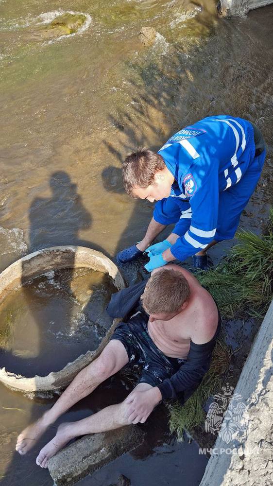 Сотрудники МЧС России спасли 33-летнего мужчину в Енакиево Утром местные жители обнаружили мужчину на водонапорной дамбе. Из-за полученных травм он не мог самостоятельно выбраться. Спасатели МЧС России аккуратно погрузили его на мягкие носилки и перенесли в автомобиль скорой помощи для дальнейшей госпитализации. Не заходи в воду и не ныряй в местах, не предназначенных для этого! МЧС ДНР МЧС России