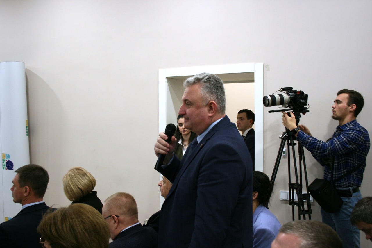 На итоговом пленарном заседании Общественной палаты Воронежской области председатель профильной комиссии Александр Лунгу обсудил с губернатором Александром Гусевым вопрос оттока молодёжи в столицу Александр Гусев отметил что решать проблему необходимо не только государственными мерами Важным фактором является позиция родителей которым стоит задуматься о стрессе для детей при переезде и о том что самостоятельности можно достичь и в родном регионе Губернатор подчеркнул что ситуация требует конкретных шагов В качестве ключевых направлений он выделил три фактора Первый высокий уровень воронежской высшей школы способной давать качественное современное образование Второй развитие в регионе современных высокопроизводительных рабочих мест с достойной оплатой труда Третий повышение комфорта и создание современного молодёжного общественного пространства Также глава региона сообщил что в Москве активно работает землячество воронежцев которое информирует студентов о возможностях трудоустройства на малой родине Задача удержания молодых кадров в области является одной из приоритетных для правительства региона