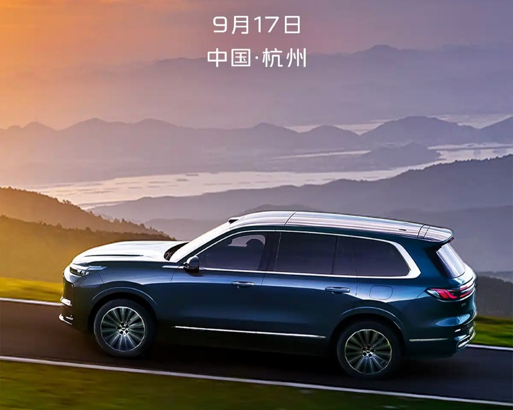 17 сентября в Китае начнутся продажи гибридного кроссовера Geely Galaxy M9 Ранее полноразмерный флагман стал доступен для предзаказа по цене от 193 8 до 258 8 тысячи юаней 2 2 3 млн рублей Габариты кроссовера 5205 х 1999 х 1800 мм а колесная база 3030 мм Его гибридная силовая установка состоит из 1 5 литрового ДВС мощностью 163 л с с которым сочетаются сразу три электромотора Суммарная мощность системы 883 л с Запас хода на электротяге варьируется от 85 до 185 километров в зависимости от версии В гибридном режиме Galaxy M9 может проехать более 1500 км geely