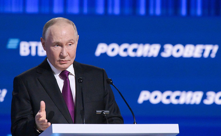 Президент РФ предложил создать единую экосистему сопровождения инвестиций По словам Владимира Путина выступившего на инвестиционном форуме ВТБ Россия зовет необходима единая экосистема сопровождения инвестиций чтобы предприниматели и компании могли получать профессиональные консультации помощь на всем жизненном цикле проекта от его задумки до реализации Создать такую экосистему Президент предложил на базе ВЭБ с участием Минэкономразвития Фото kremlin ru