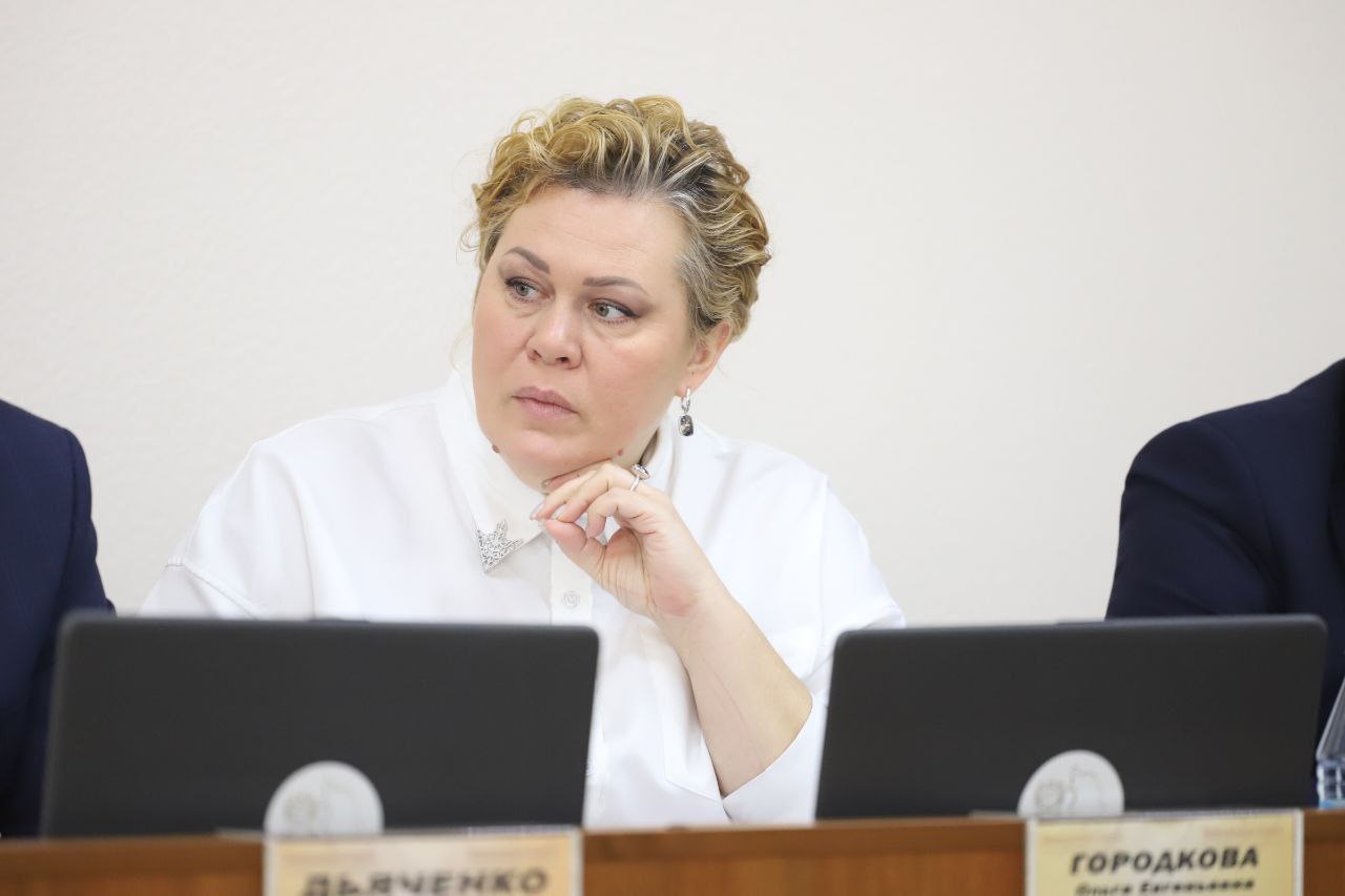 Предприятия по золотодобыче должны соблюдать природоохранное законодательство Депутаты считают, что работу золотодобывающих артелей нужно взять под более жесткий контроль. Пользуясь мораторием на проведение проверок отдельные предприятия нарушают действующее законодательство. Минприроды Хакасии выявили десятки нарушений, по которым прокуратурой возбуждены дела об административных правонарушениях за сокрытие или искажение экологической информации, нарушения требований к охране водных объектов. Депутаты профильного комитета Верховного Совета Хакасии предложили правительству республики обратиться в федеральные органы власти с просьбой снять мораторий на проверку золотодобывающих предприятий в регионе. Неоднократно в силу специфики работы общалась с коллегами других регионов и с представителями организаций, ведущих геологические разведки, добычу золота, и могу сказать, что в регионах к этой деятельности относятся строже. Отсюда и порядок в работе и последствий нет таких, как у нас. Поэтому, считаю, нужно принимать меры, которые позволят снизить последствия для экологии комментирует решение председатель комитета по экологи, природным ресурсам и природопользованию Ольга Городкова. Подробности на сайте
