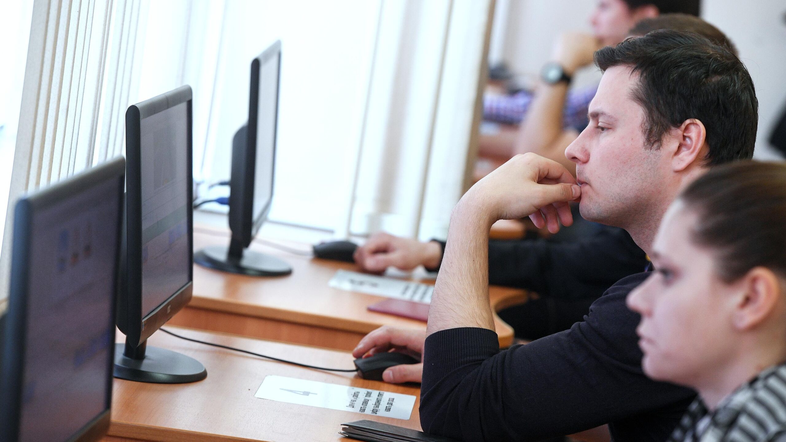 Суд в Рязанской области оштрафовал мужчину за куртку со встроенной камерой которая была использована на экзамене на знание правил дорожного движения указано в официальных судебных документах имеющихся в распоряжении РИА Новости Мужчина передал куртку своему приятелю который надел ее на сдачу теоретического экзамена на знание правил дорожного движения и был раскрыт инструктором говорится в материалах Суд первой инстанции назначил владельцу куртки штраф в размере 40 тысяч рублей по статье 138 1 УК РФ незаконный оборот специальных технических средств предназначенных для негласного получения информации Мужчина вину не признал и подал жалобу Апелляционный суд изменил приговор исключил из осуждения незаконное приобретение специальных технических средств и постановил считать фигуранта осужденным за незаконный сбыт техники предназначенной для негласного получения информации смягчив назначенное наказание до 30 тысяч рублей