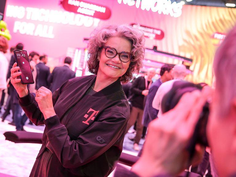 Deutsche Telekom анонсировала смартфон с встроенным чат-ботом Perplexity AI на Mobile World Congress в Барселоне  Устройство будет оснащено ИИ-инструментами, включая Google Cloud AI и Picsart.   Смартфон, управляемый голосом, поможет с бронированием билетов и заказами. Запуск — в 2025 году.  Подробнее: cryptol.info/Deutsche_Telekom   #AI    Cryptol