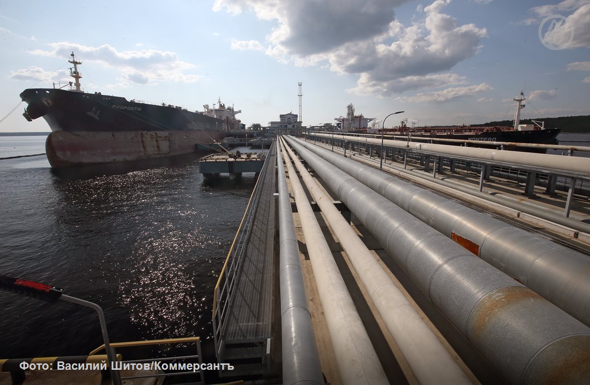 Доля Балтики в отгрузках российской нефти сократилась в пользу Черноморья Сложная ледовая обстановка привела к снижению экспорта нефти из Балтики 1 20 февраля на 18 9 Частично это компенсировано поставками через южные и дальневосточные порты В результате морские отгрузки сырья почти не изменились Эксперты ожидают что перераспределение потоков продолжится Cнижение отгрузок из Балтики может затянуться из за высоких рисков и планов ЕС запретить услуги по перевозке российской нефти Ъузнал