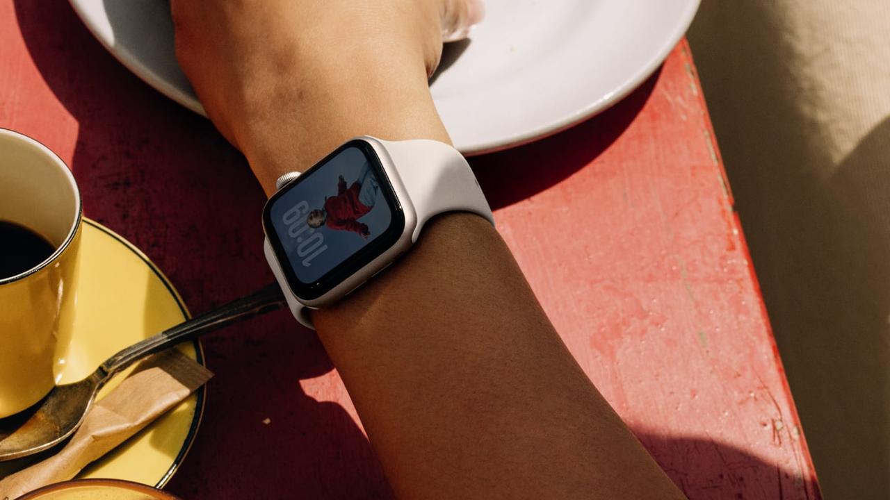 Тим Кук встал в позу европейцам отключат синхронизацию iPhone с Apple Watch по Wi Fi По данным портала MacRumors с релизом iOS 26 2 Apple отключит автоматическую синхронизацию по сети Wi Fi между iPhone и Apple Watch в Европейском союзе Такое решение компания приняла из за давления Еврокомиссии Отключение этой функции прямой ответ Apple на требования к Закону о цифровых рынках которые требуют чтобы компания открыла доступ к Wi Fi оборудованию iPhone для аксессуаров сторонних производителей к концу 2025 года Крайний срок выполнения требований совпадает с выходом iOS 26 2 в следующем месяце Но Тим Кук оказался не таким простым как кажется Вместо того чтобы выполнить это требование Apple полностью отключит фичу для пользователей из ЕС Как это повлияет на пользователей из Европы Им придётся вручную подключаться к сетям Wi Fi с часов а все данные о таких сетях будут храниться на часах Напомним что изначально у Apple работает магическая синхронизация которая позволяет ввести пароль только на одном устройстве а часы и всё остальное подхватят эти сети автоматически Ранее Apple ранее предупреждала что соблюдение требований ЕС по совместимости может предоставить компаниям жаждущим данных доступ к конфиденциальной информации Также производитель iPhone открыто заявил что в будущем может ограничить продажи некоторых девайсов в ЕС если власти продолжат давить iguides