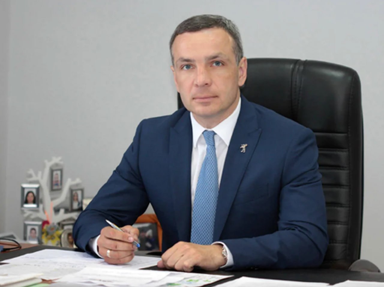 Генпрокуратура направила в суд антикоррупционный иск к бывшему мэру Ярославля ныне зампреду Ярославской гордумы Алексею Малютину Надзорное ведомство намерено вернуть в государственную собственность землю в историческом центре города стоимостью 400 млн руб Как установила прокуратура используя полномочия чиновник своими распоряжениями добился передачи земли подконтрольным ему бизнес структурам которые выкупили ее для коммерческой застройки по цене в 50 раз ниже рыночной официальный сайт партии Единая Россия Ъузнал