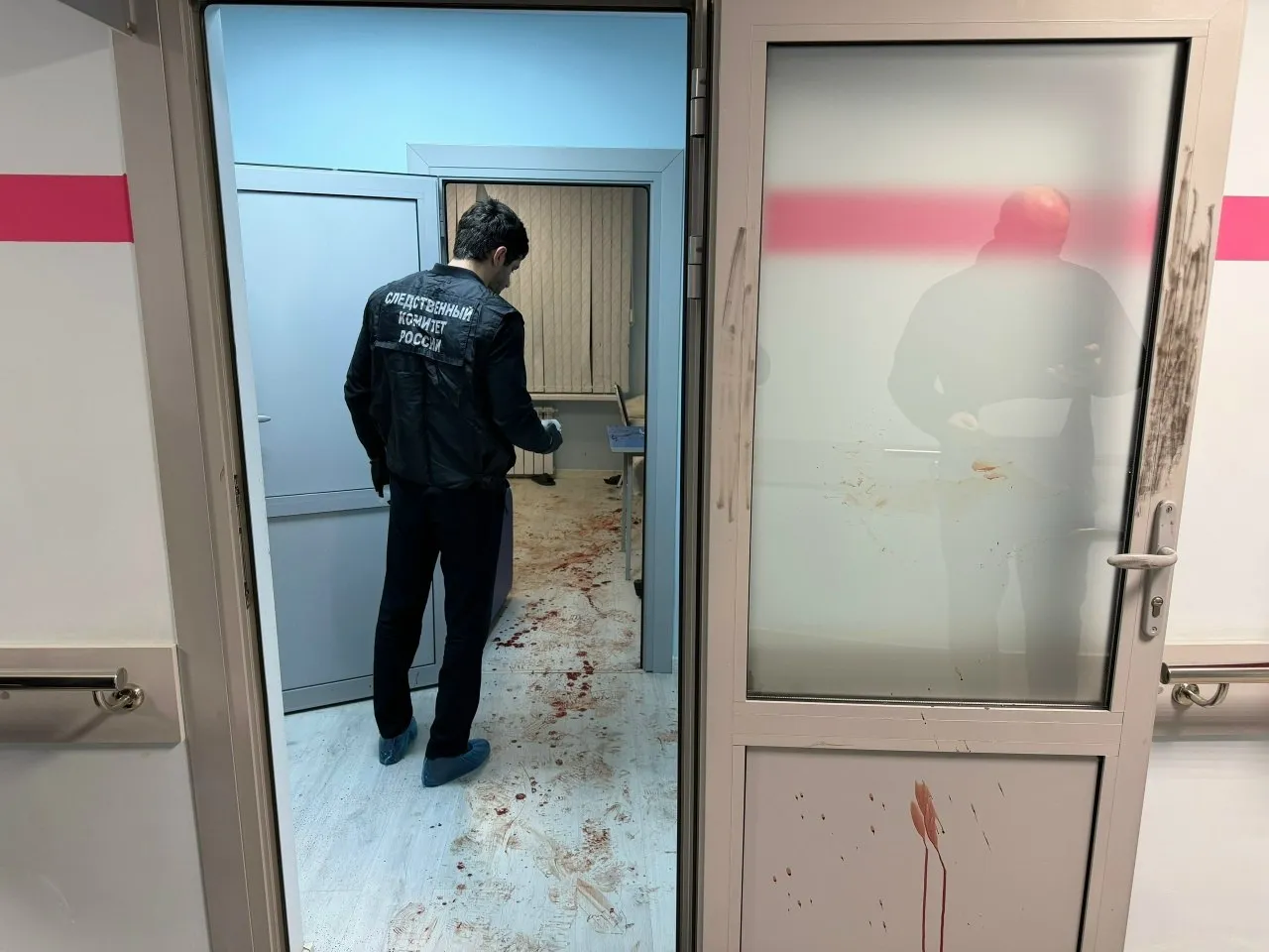В Дагестане мужчина напал с ножом на врачей в больнице По данным СМИ он был недоволен лечением родственника и атаковал медиков в приёмном отделении в Махачкале Пострадали два врача один госпитализирован Нападавшего задержали Прямой эфир