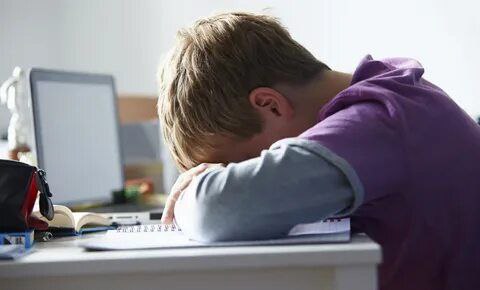 Россиян предложили закреплять за работодателями со школьной скамьи В Федерации независимых профсоюзов России выступили с инициативой, позволяющей работодателям заключать договоры с будущими работниками, которые еще учатся в школе. Мы предлагаем заключать трудовые договоры, но с отложенной датой начала работы. Вот такое наш трудовой кодекс позволяет, поэтому наставники смогут работать, в том числе, с потенциальными будущими работниками. — заявила зампред ФНПР Нина Кузьмина. Давайте сразу на Госуслугах графу Крепостное право добавим... «Сбой в Матрице»