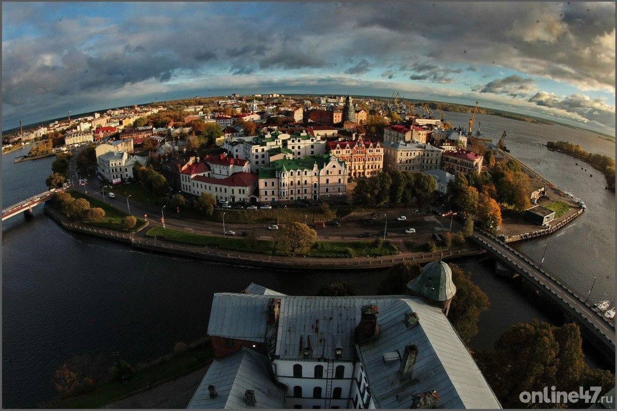 В Интерфаксе сегодня говорили про развитие внутреннего туризма в Ленинградской области. Зампред комитета по культуре и туризму региона, глава департамента по туризму Ольга Голубева рассказала, что область по итогам 2024 года рассчитывает принять около 7 млн туристов. В 2023 году турпоток составил — 6,5 млн     «Ленинградская область - активно развивающийся регион с точки зрения туризма…Турпоток прошлого года составил 6,5 млн. Мы ожидаем, что ближе к 7 млн в этом году туристов будет по итогам года в Ленинградской области. По итогам первого полугодия турпоток уже превысил отметку в 3 млн», — отметила Голубева.    Не перестают пользоваться популярностью и экотропы. Если в 2023 году около миллиона человек посетили известные экологические маршруты, то в этом — уже порядка 1,5 млн человек.    «Около месяца назад в области была открыта 49-я по счету экотропа - "Озеро Шимпалатовское" в природном заказнике "Коккоревский" на берегу Ладоги. Среди самых востребованных маршрутов - Линдуловская роща, Колтушские высоты, Гряда Вярямянселькя», — сказала Ольга Голубева.    Все большое гостей Ленобласти привлекает и сельский туризм, где можно пожить в деревенских домах, попробовать домашнюю еду, подоить корову и тд.    «В мегаполисах не всегда знают, как люди живут на селе, как растет картошка. Люди оправляются за фермерским сыром и другой продукцией. У нас есть сельские гостевые дома. Лидеры в этом направлении Лужский и Подпорожский, порядка 100-120 домов сейчас доступны для бронирования», — добавила глава департамента по туризму.    Ну и конечно интерес к Ленинградской области не угасает у иностранных туристов — среди них гости из Китая, Ирана, Турции, Узбекистана, Казахстана, Азербайджана, Армении, ОАЭ, Израиля.    «Например, жители Арабских Эмиратов, у них есть особенность - они безумно любят хаски, и они готовы за этим ехать в разные регионы России, особенно если это некий тур для семьи, они ездят очень большими семьями», — резюмировала Голубева.