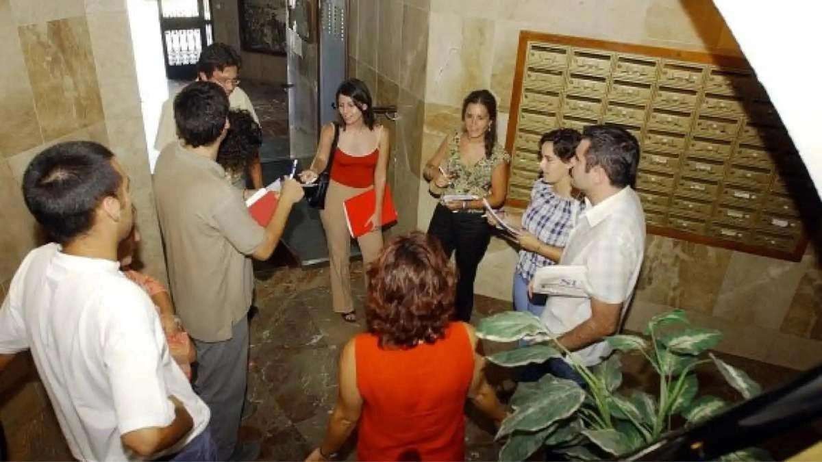 Суд запретил жильцу оспаривать решения собрания из за долга в 43 евро В Бискайе владелец квартиры попытался оспорить решения собрания соседей но суд отказал у него был долг перед сообществом всего 43 17 евро ежемесячный взнос и пульт от гаража Согласно статье 18 2 Закона о горизонтальной собственности для обжалования решений нужно быть в полном расчёте с сообществом и размер долга значения не имеет Суд подтвердил даже минимальная задолженность лишает права подавать иск Исключение допускается только в случаях изменения квот что здесь не применялось Испания Закон Недвижимость