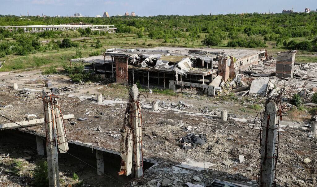 Разработан план восстановления аэропорта в Донецке  "С учётом степени разрушений работа займёт не год, не два и не три. Мы разработали поэтапный план. Сначала разбор завалов, разминирование и разработка зональности. Нам важно увязать аэропорт с той застройкой, которая появится на территории ДНР", – сообщил Министр транспорта ДНР.  Строительные работы планируют начать в конце 2026 года.    Киевский