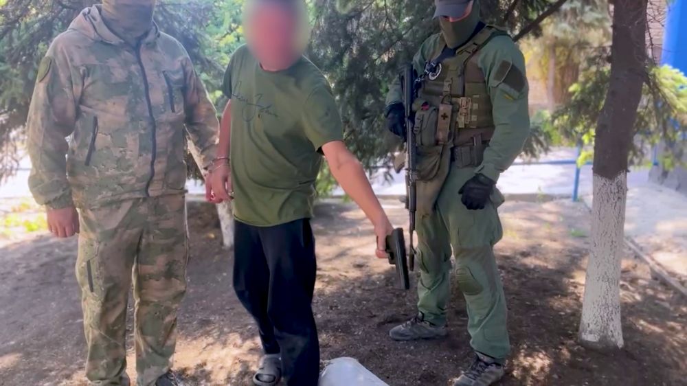 В ЛНР за убийство матери погибшего участника СВО осудят двух мужчин, задержанных полицейскими В Луганской Народной Республике перед судом предстанут ранее судимые 52-летний и 46-летний местные жители, которые обвиняются в убийстве, разбойном нападении, хищении документов и укрывательстве преступления. Трагические события произошли в сентябре прошлого года. Тогда в дежурную часть отдела МВД России «Антрацитовский» обратился 51-летний житель посёлка Верхний Нагольчик с заявлением о том, что на связь перестала выходить его 61-летняя сестра, проживающая в Антраците. Женщина была объявлена в розыск, а позже полицейские обнаружили её тело с признаками насильственной смерти на открытом участке местности в районе посёлка Крепенский. В результате проведённых мероприятий луганские полицейские совместно с коллегам... Подробнее>>>