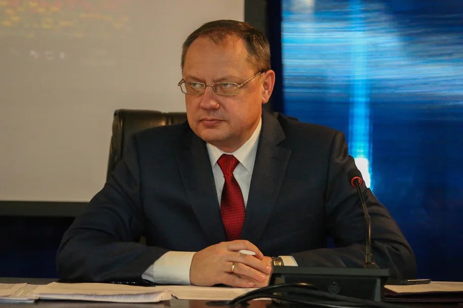 Экс главу Бийска Алтайский край Александра Студеникина осудили по делу о халатности Ему назначили 10 месяцев исправработ и лишили права занимать должности представителя власти на два года однако от наказания освободили в связи с истечением сроков давности Уголовное дело в отношении чиновника было возбуждено в 2022 году По данным следствия глава Бийска занимавший этот пост в 2017 2022 годах не принимал должных мер по расселению ветхих домов в результате чего в непригодных и аварийных условиях проживали 192 человека администрация Бийска  Подписывайтесь на Ъ Сибирь