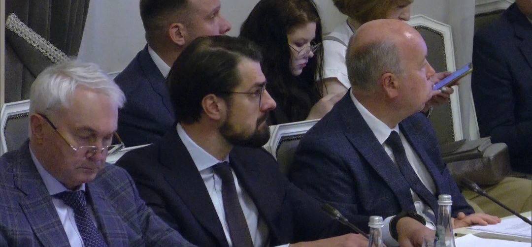 Вопрос создания условий для преференциальных режимов на территориях Дальнего Востока и Арктики сегодня рассмотрен на заседании Президиума Совета законодателей при Федеральном Собрании Российской Федерации Позицию Комитета на данном мероприятии представил председатель Комитета Николай Харитонов. С момента введения по инициативе Президента России Владимира Путина таких инструментов, как территории опережающего развития ТОР и свободный порт Владивосток, прошло уже более 10 лет, а арктические преференции действуют более 5 лет. Этот срок позволяет сделать первые серьезные выводы об эффективности данных механизмов. Как показала практика, включая недавние выездные мероприятия Комитета в Архангельске, Мурманске и Красноярском крае, эти инструменты доказали свою востребованность у бизнеса и стали стратегическим ресурсом для регионального развития. Однако анализ, проведенный Счетной палатой в 2024 году, выявил необходимость совершенствования системы. Особое внимание было уделено трем ключевым направлениям: 1 Разработке единого льготного режима для Дальнего Востока и Арктики, который устранит текущую разрозненность мер поддержки; 2 Совершенствованию законодательства о ТОР, включая введение четких критериев расширения их границ и показателей ожидаемого экономического эффекта; 3 Ускорению принятия закона о международных ТОР, что особенно актуально после недавнего поручения Президента на Восточном экономическом форуме. Комитет подготовил конкретные предложения по донастройке преференциальных режимов, которые были представлены участникам заседания. Несмотря на достигнутые успехи, предстоит серьезная работа по созданию действительно конкурентных условий для инвесторов в этих стратегически важных регионах страны. Опыт применения преференциальных режимов показывает, что мы движемся в правильном направлении, но впереди еще много совместной работы, чтобы выполнить все намеченные планы по созданию лучших условий для инвесторов в Арктике и на Дальнем Востоке, отметил в заключение Николай Харитонов.