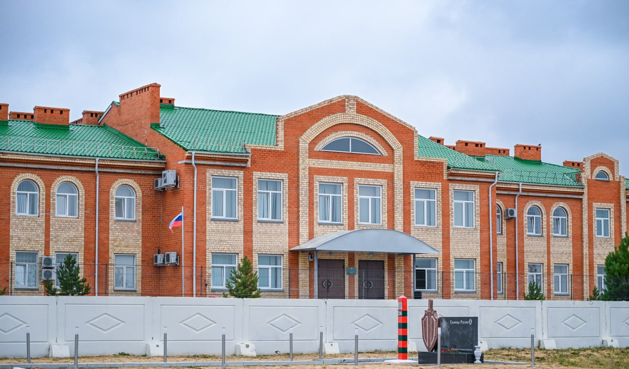 В Челябинскую область не пустили частника с подозрительной уткой Сотрудники уральского межрегионального управления Россельхознадзора совместно с пограничниками в пункте Бугристое проверили машину следовавшую из Казахстана в Троицк Внутри было обнаружено порядка 220 килограммов мяса утки Однако фабричной упаковке к мясу не было как собственно и необходимых для провозки сопроводительных документов Также специалисты Россельхознадзора зафиксировали нарушение перевозчиком температурного режима прописанного для транспортировки скоропортящейся продукции В связи с этим было принято решение не пустить автомобиль с грузом на территорию РФ Под контролем пограничников и Россельхознадзора машина была возвращена в Казахстан В отношении лица перевозившего потенциально опасный животноводческий груз составлен акт о нарушении единых ветеринарно санитарных требований добавили в пресс службе ведомства Читайте нас в Телеграм в MAX в VK