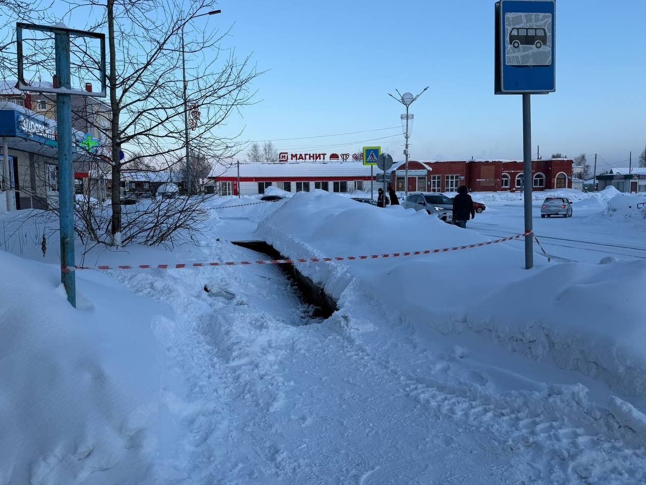В центре Советского из за неосторожной уборки снега обвалилась пешеходная зона На улице Гастелло провалилась одна из плит крышки коммунального лотка по которой ежедневно ходили жители города Местная администрация пообещала ликвидировать последствия но не сразу так как под плитой находятся изношенные трубы их надо проверить Администрация города Советского ХМАО Прислать новость Подписаться