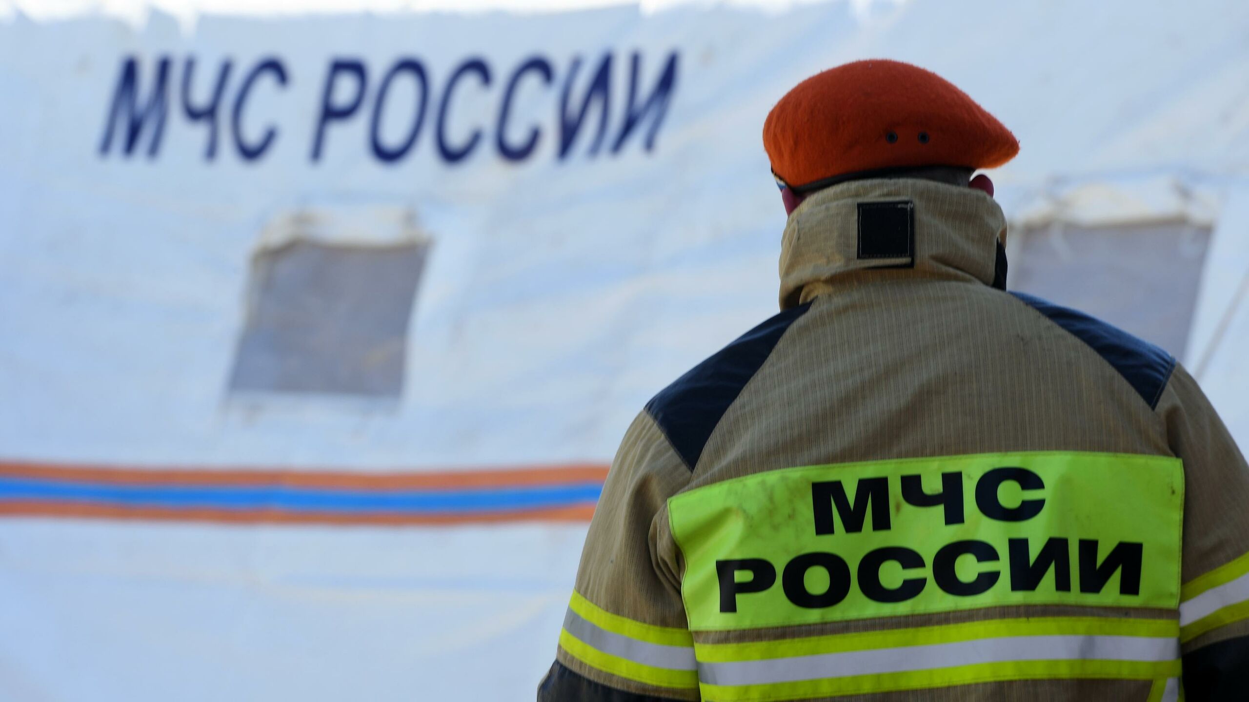 Жители многоквартирного дома в Таганроге Ростовской области эвакуированы после обрушения плиты перекрытия и образования трещин по всей конструкции здания, пострадавших нет, введен режим ЧС в границах дома, сообщила глава города Светлана Камбулова в своем Telegram-канале.